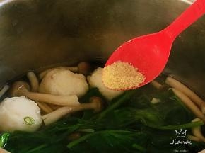 关火，加入白胡椒粉提味增鲜。