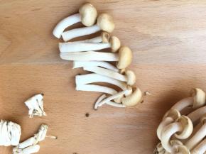 蟹味菇用剪刀去掉根部带泥土的部分，冲洗干净备用。