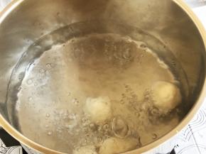 虾丸沸水焯烫一遍，去掉多余油脂，使汤更清爽。