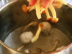 加入蟹味菇，让汤汁再次沸腾。