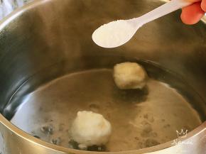 另起一锅清水煮沸，加入虾丸，煮至虾丸漂浮在汤面上，加盐。