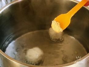 加入鸡精，鸡精会让汤汁更鲜美。