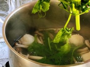 最后加入豌豆尖，豌豆尖无需煮的时间过久，开锅即可。