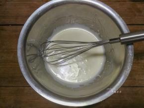 用手抽搅拌，混合至乳化状