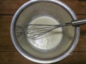 用手抽搅拌，混合至乳化状