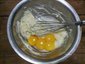 分离蛋清和蛋黄，蛋清放入无油无水的打蛋盆，蛋黄加入步骤4拌好的面糊中