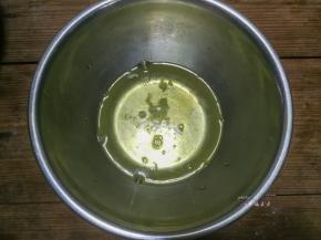 分离出的蛋清装入无油无水的打蛋盆