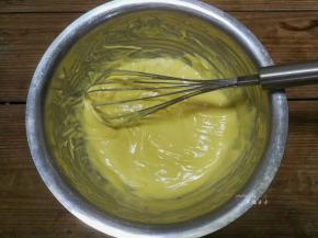 将蛋黄糊划Z字搅拌均匀