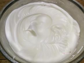 用电动打蛋器打发至湿性发泡状态，拎起打蛋头呈大弯钩垂落状即可，此时可以开始预热烤箱，170度预热