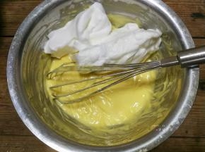 取1/3打发的蛋白霜加入步骤6拌好的蛋黄糊中，用蛋抽从底部挑起再自然垂落的方式或用刮刀划J字翻拌均匀，一定不要画圈搅拌！