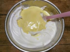 将步骤9拌好的面糊全部倒回剩余2/3的蛋白霜盆中，再次用蛋抽或刮刀翻拌均匀，注意不要画圈搅拌