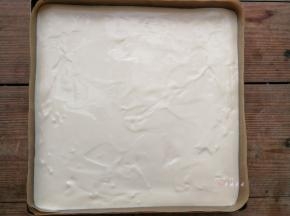 事先在28×28的烤盘内垫油纸或油布，拌匀后的面糊全部倒入烤盘中，用刮板刮平表面，然后端起烤盘轻震两下，震出大气泡