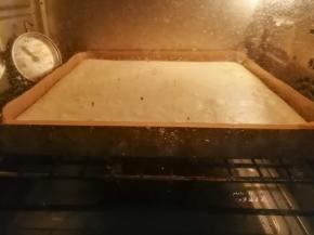 送入预热好的烤箱中层烘烤，170度上下火20～25分钟左右