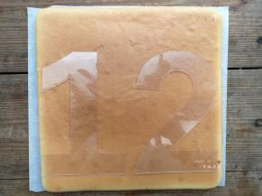 用数字蛋糕模型比划着切出想要的数字形状