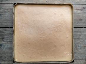 出炉后轻震两下震出热气，在表面铺上一张新的油纸，倒扣在晾凉架上，然后立即揭去底部的油布，放凉待用