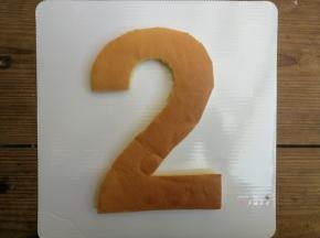 我并排着切了2个完整的2，另外利用剩余的边角料拼出了第三个2，这样就一共得到了3片2的形状