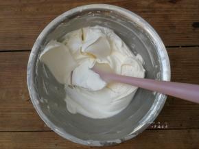 准备好夹心和表面装饰用的水果，同时将淡奶油加细砂糖打发至裱花状态，并装入裱花袋，当然记得要先装入要用的裱花嘴，最好用小号的星星花嘴或圆形花嘴