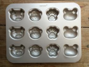 先将30g无盐黄油隔水融化，取5g用毛刷蘸取，将模具内壁刷上薄薄一层黄油（防粘处理），放置一旁备用