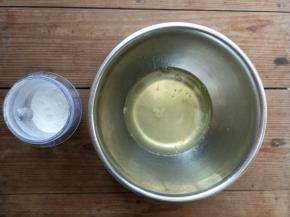 3个鸡蛋分离出蛋清和蛋黄，蛋清装入无油无水的干净盆中，同时称取55g砂糖用料理机打成糖粉（如果用的是细砂糖，可以不用料理机打粉），然后用电动打蛋器打发蛋清