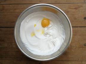 蛋清打至拎起打蛋头，呈小弯钩状态即可，然后分次加入三个蛋黄，每次加入一个搅打均匀后再加入下一个