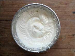 3个蛋黄全部加入打发的蛋清后，搅打均匀的状态图