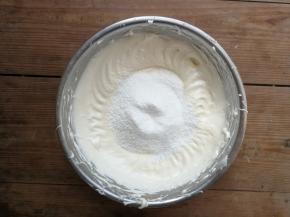 分两次过筛加入低筋面粉，加入一次后，用刮刀翻拌均匀后再加入下一次，将面糊翻拌至无面粉颗粒