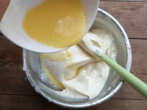 35g牛奶和25g无盐黄油混合，用蛋抽搅打混合后加入拌好的面糊中