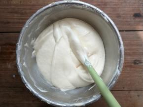 用刮刀划J字上下翻拌均匀