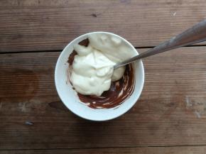 可可粉加入少许温水化开，然后加入少量步骤7拌好的面糊，用刮刀翻拌均匀