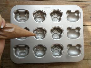 可可粉面糊装入裱花袋