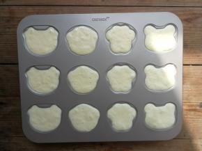 烘烤1分钟后，立即取出，再将原色面糊装入裱花袋依次挤入模具