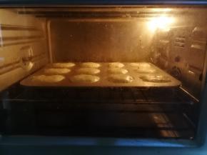 送入烤箱中层烘烤，160度25分钟