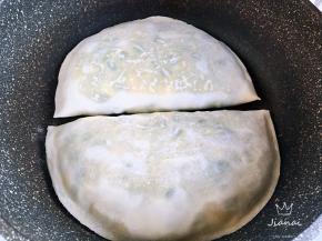 平底锅提前预热，转小火，放入盒子，接着翻面，加盖。