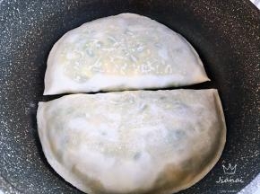 平底锅提前预热，转小火，放入盒子，接着翻面，加盖。