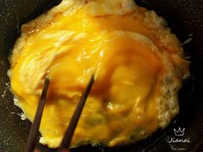 油温八成热，加入锅中，用筷子快速打散成小粒关火晾凉。