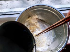 面粉分成两半，一份用沸水搅拌呈面絮状，另一半用温水搅拌也呈面絮状。