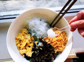 韭菜、木耳切成小碎丁，将所有食材加入馅料盆中，淋入适量油搅拌均匀，加入味精、鸡精搅拌均匀。