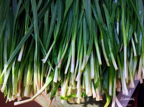 韭菜洗净，放置网架晾干水分。