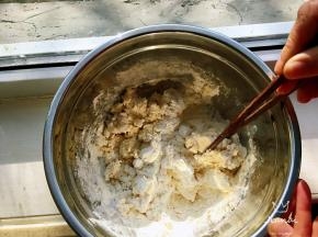 面粉分成两份，一份用沸水搅拌呈面絮状，另一半用温水搅拌也呈面絮状。