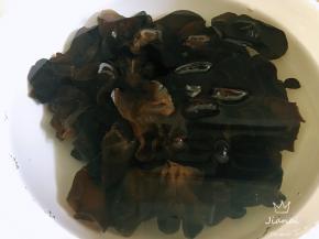 黑木耳泡发后用剪刀去掉蒂部有沙砾的部位，冲洗干净。