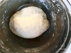 然后用手将两份面絮合揉至成表面光滑的面团，加盖保鲜膜醒三十分钟。