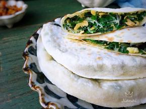 一道美味营养的韭菜虾皮木耳盒子就做好了，搭配一碗黑米红枣粥，有营养又特别对味！