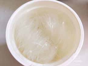 粉丝冷水浸泡，再用沸水烫一下后捞出沥干，切1厘米的小段。