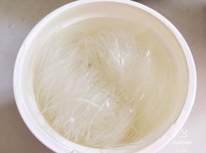 粉丝冷水浸泡，再用沸水烫一下后捞出沥干，切1厘米的小段。