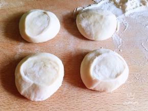 将醒好的面团揉均匀，搓成长条，切成大小均匀的剂子，用手心按扁。