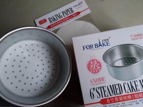 准备好蛋糕模，我这个是6寸的蒸蛋糕模，底部有很多孔，不同于以往用在烤箱的蛋糕模，底部要加铺一张油纸。这种蒸模用来做蛋糕更好，传热快，受热均匀