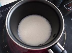 牛奶倒入小奶锅中，小火加热至冒小泡离火