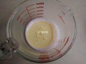 将牛奶倒入碗里，倒入油，用蛋抽拌至不见油星，乳化好