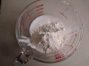 将过筛过的面粉倒入，拌至不见干粉即可。这几步一定要手快，别等牛奶凉了再操作。