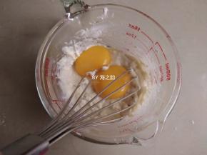 这时候面糊已经不是很热了，将蛋黄倒入，不用担心会烫熟蛋黄